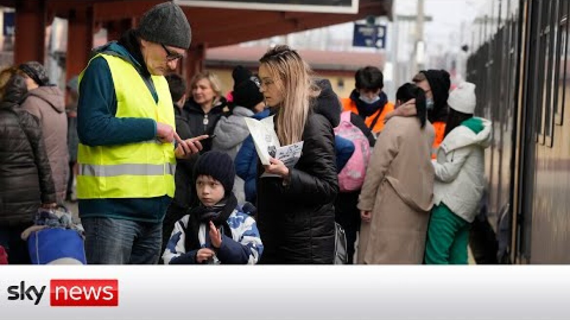 Εξουθενωμένοι πρόσφυγες στην Πολωνία