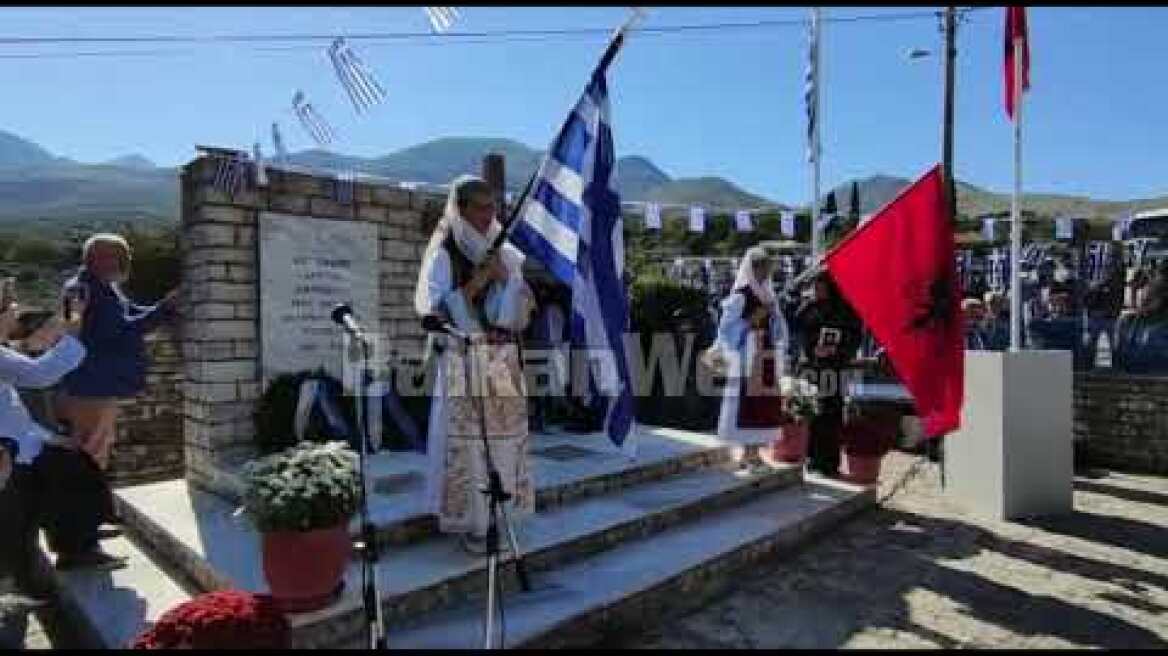 Pirro Dhima shfaqet në krah të prindërve të Kacifas, momenti kur vë lule te varrezat  grekë