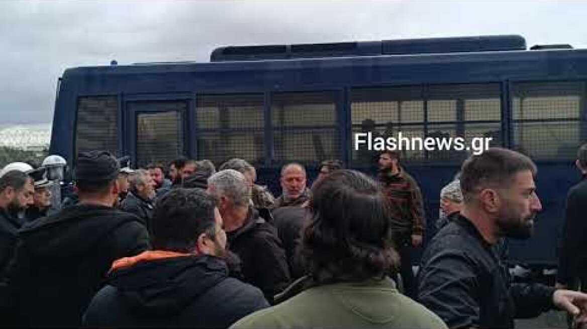 Ένταση στο μπλόκο στο αεροδρόμιο Χανίων - Αναποδογύρισαν περιπολικό