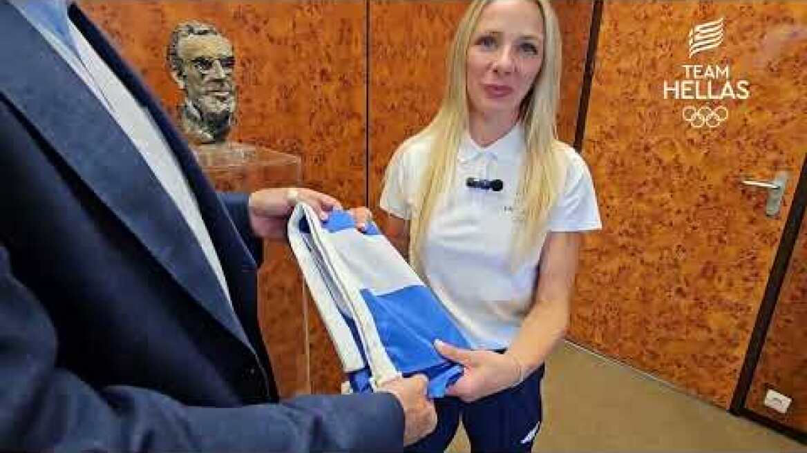 Στην Αντιγόνη Ντρισμπιώτη η Ελληνική Σημαία από τον Πρόεδρο της ΕΟΕ Σπύρο Καπράλο