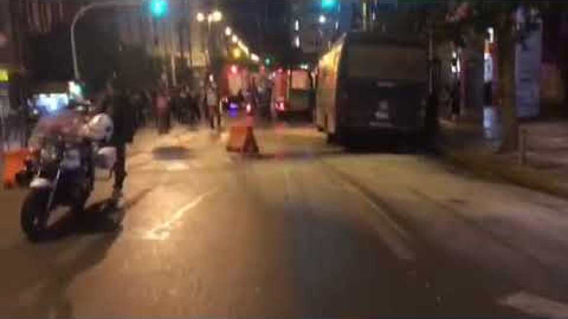 Επίθεση με μολότοφ στο Α.Τ. Ομόνοιας - Τέσσερις αστυνομικοί τραυματίες