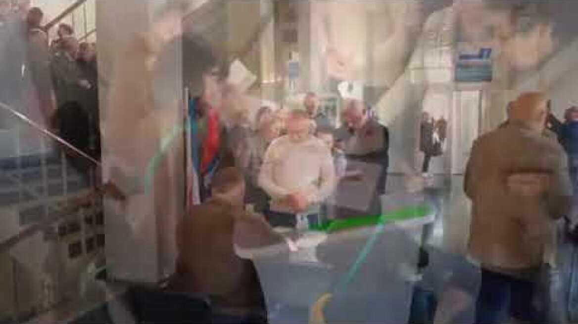 Πόρτα - πόρτα οπλισμένοι στρατιώτες ζητούν από Ουκρανούς πολίτες να ψηφίσουν για το δημοψήφισμα (2)