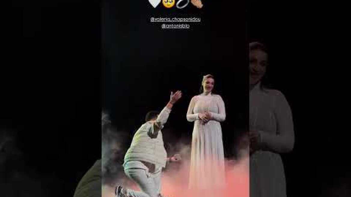 Ο Αντώνης Βλωτιδέλλης έκανε πρόταση γάμου στη Βαλέρια Χοψονίδου πάνω στη σκηνή