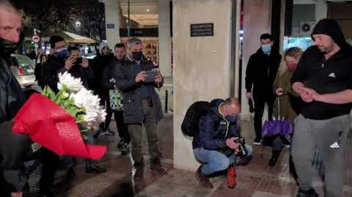 Λάρισα: Φίλοι του αδικοχαμένου φοιτητή άπλωσαν το ματωμένο πανί έξω από το Δημαρχείο