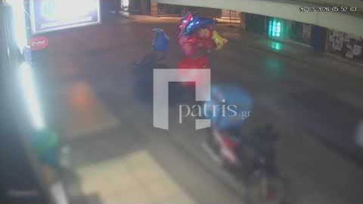 Πάτησε γκάζι και έπεσε με φόρα σε βιτρίνα καταστήματος