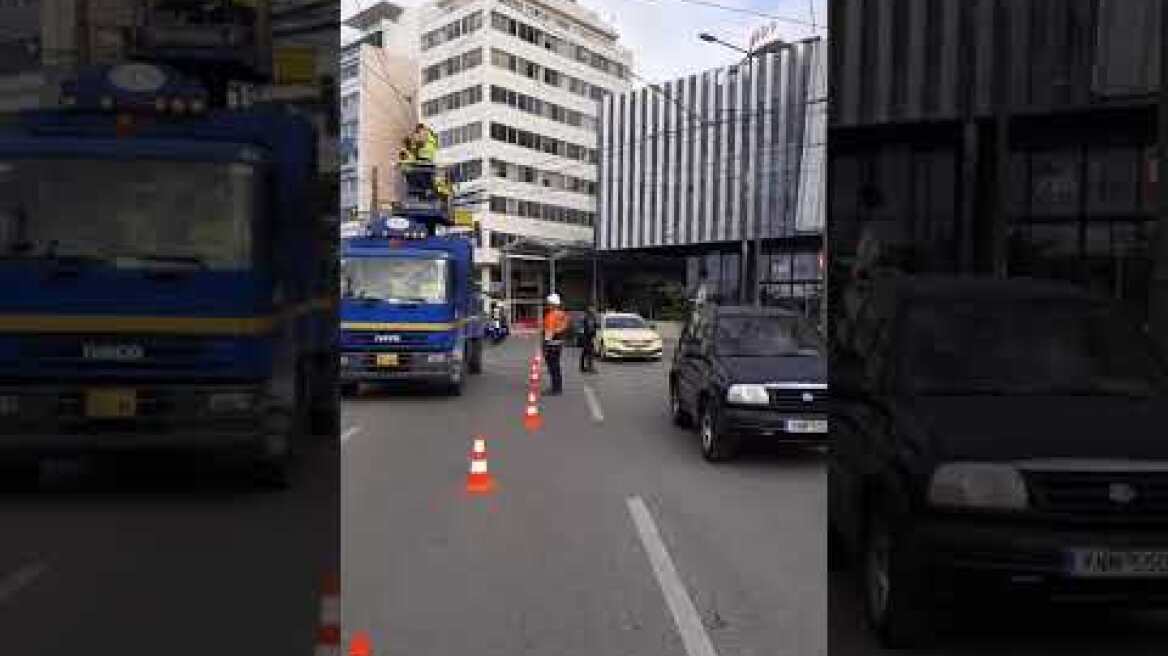 Ξηλώνουν τα καλώδια των τρόλεϊ στον Πειραιά