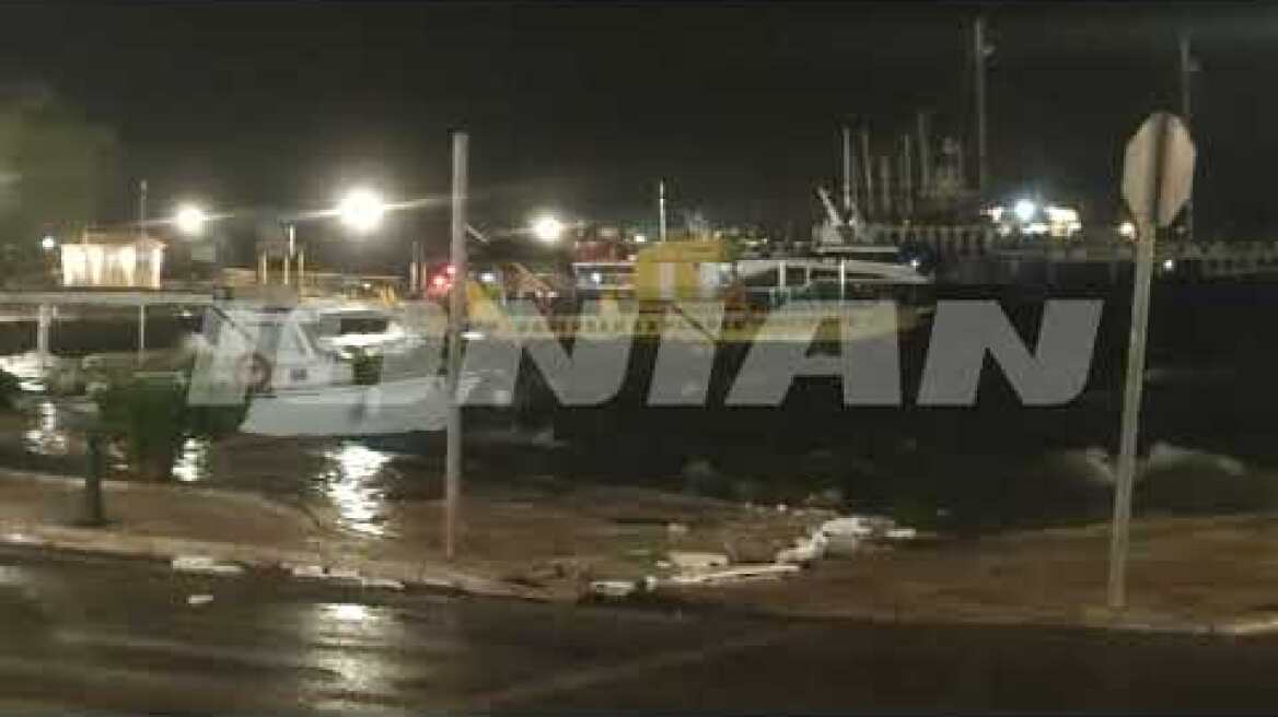 Λιμάνι Ζακύνθου ώρα 00:00 - Μεγάλη θαλασσοταραχή, τα κύματα βγαίνουν στη στεριά