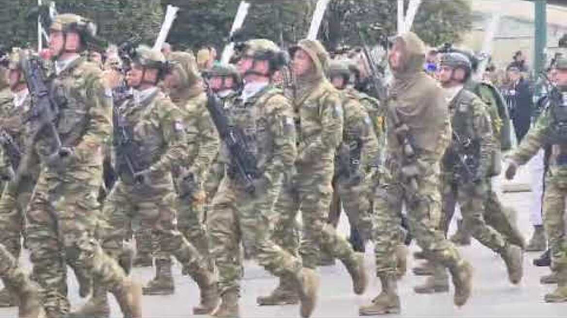 H μεγάλη στρατιωτική παρέλαση στην Αθήνα για την 25η Μαρτίου (19)