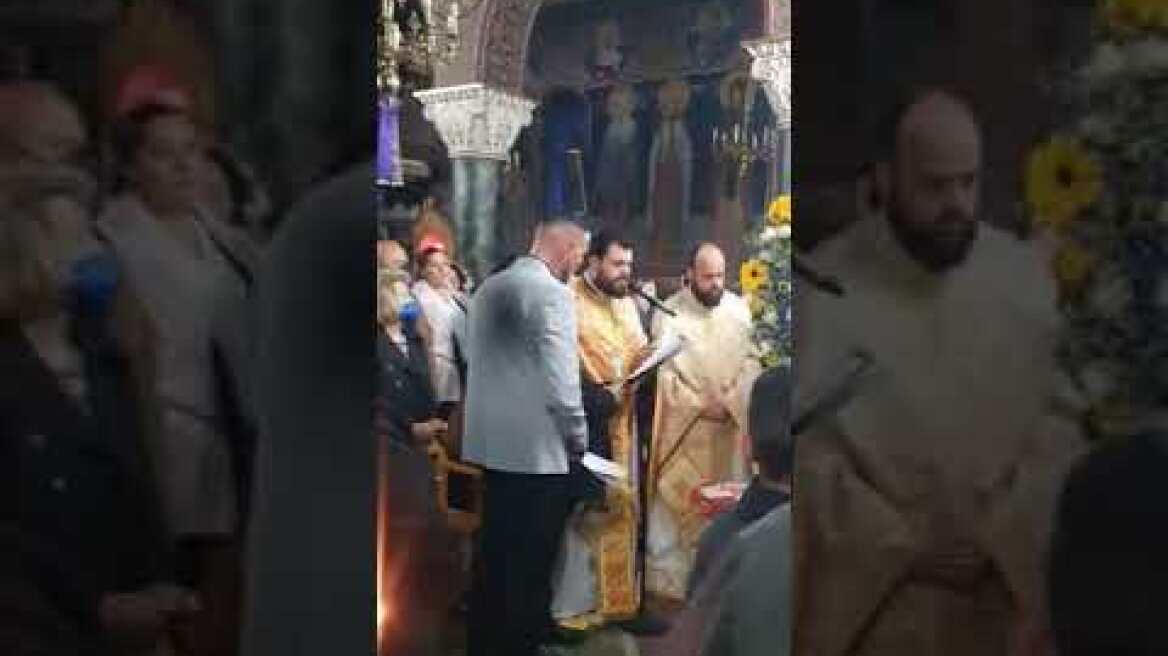 Ο ράπερ Νίκος Βουρλιώτης ψέλνει τα εγκώμια του επιτάφιου θρήνου