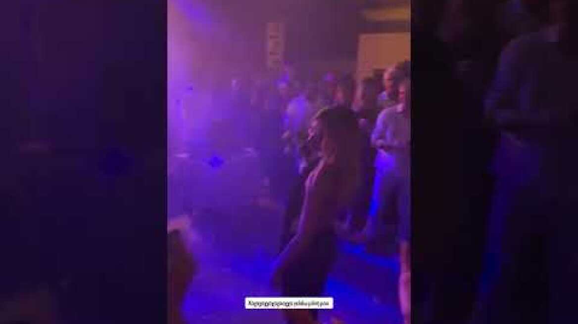 Η Γαρυφαλλιά Καληφώνη έπιασε την ανθοδέσμη στον γάμο του Γιώργου Λιβάνη και της Ανδρομάχης