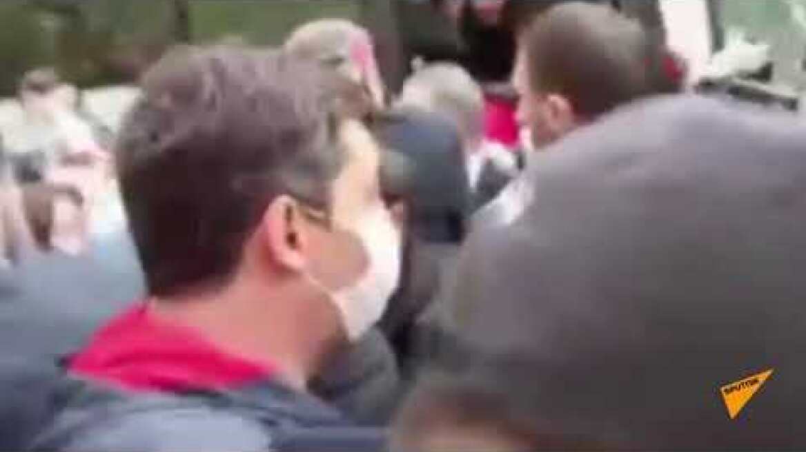 Taksim'e çelenk bırakmak isteyen DİSK yöneticileri gözaltına alındı