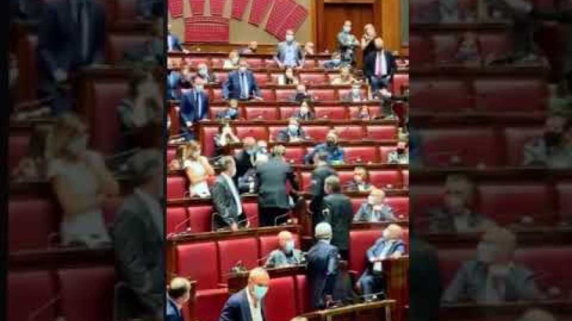 Vittorio Sgarbi portato via di peso dalla Camera