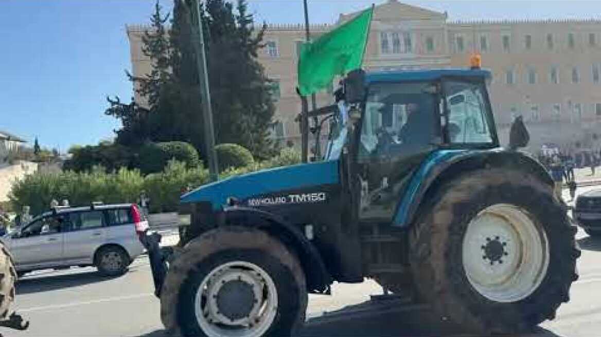 Αποχωρούν τα τρακτέρ από το Σύνταγμα (3)