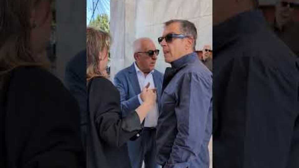 Κηδεία Χρήστου Ροκόφυλλου: Νικήτας Κακλαμάνης και Σταύρος Θεοδωράκης