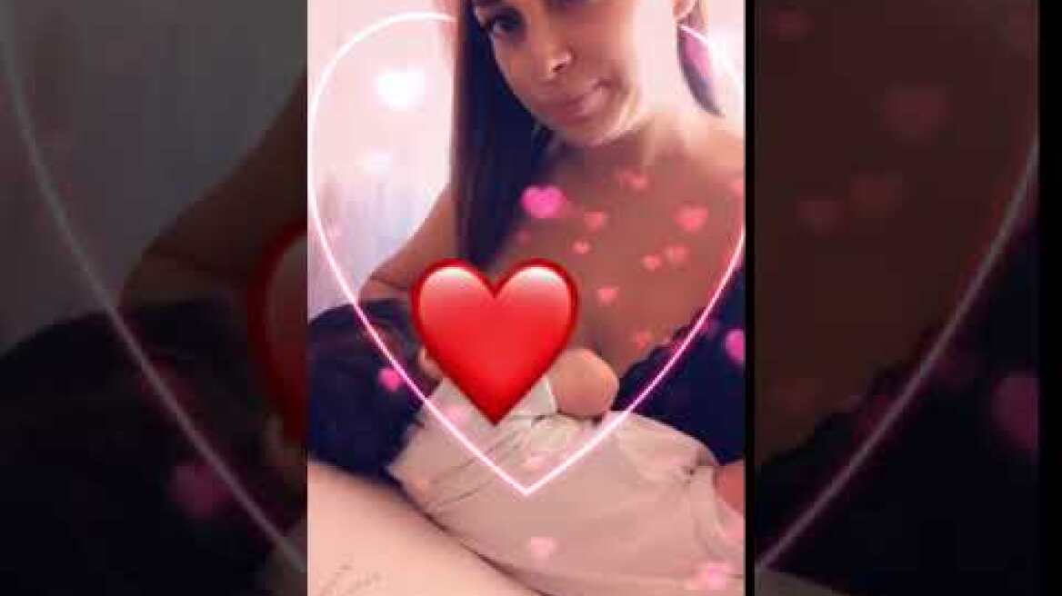 Η Ελένη Χατζίδου θηλάζει το μωρό της