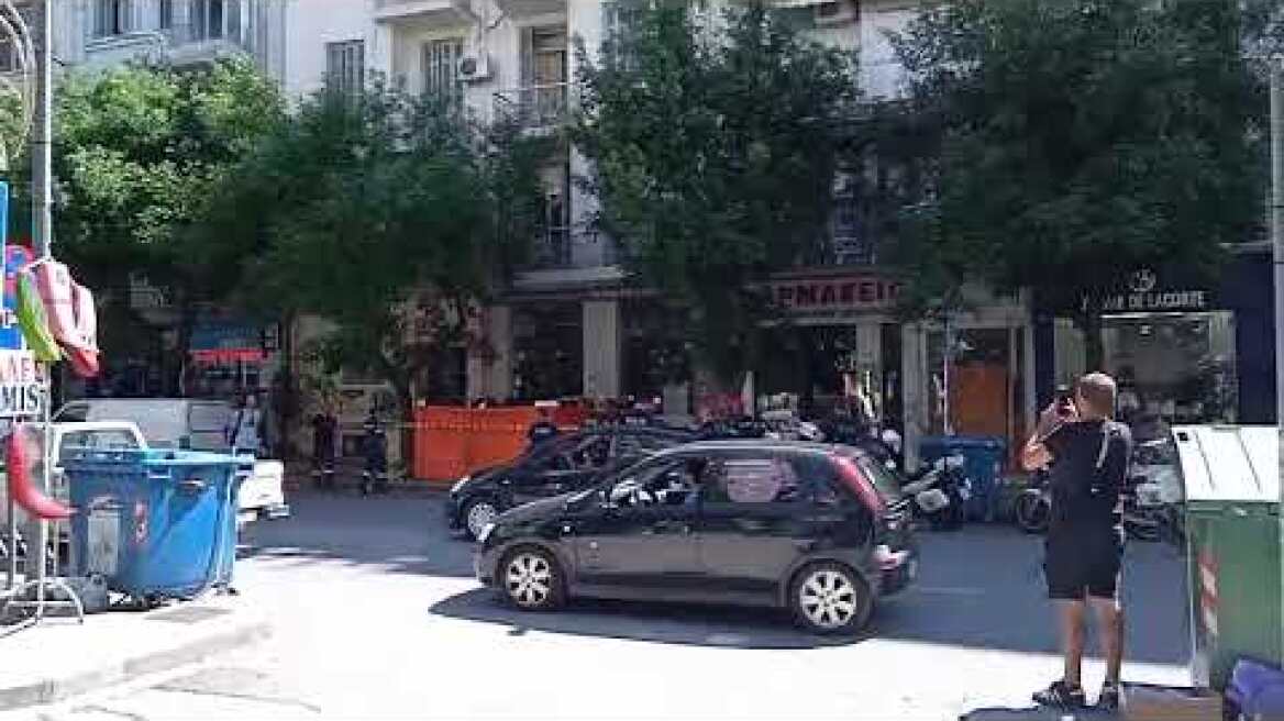 Θεσσαλονίκη: Βγήκε γυμνή στο μπαλκόνι και πετούσε στο πεζοδρόμιο καρέκλες και αντικείμενα