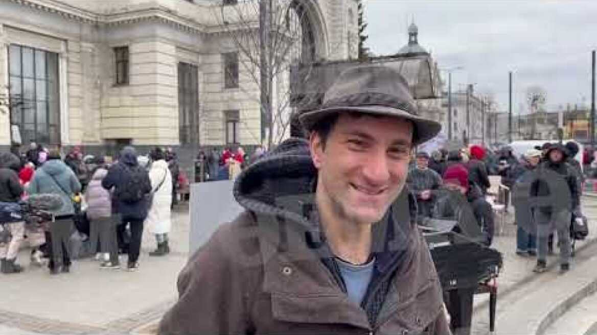 Πιανίστας παίζει το «Bella ciao» έξω από τον σιδηροδρομικό σταθμό του Λβιβ