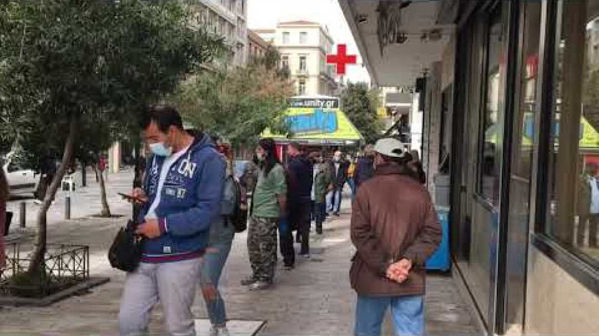 Σύνταγμα - κόσμος στην ουρά για rapid test