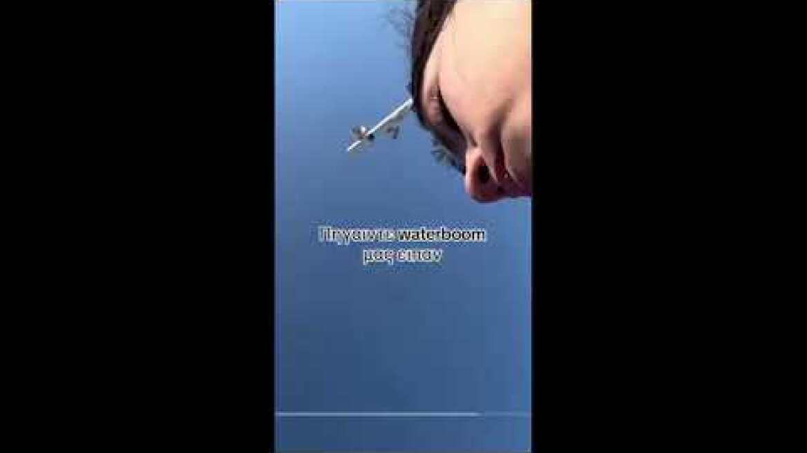 Η στιγμή που πέφτουν τα δακρυγόνα στο Waterboom (2)