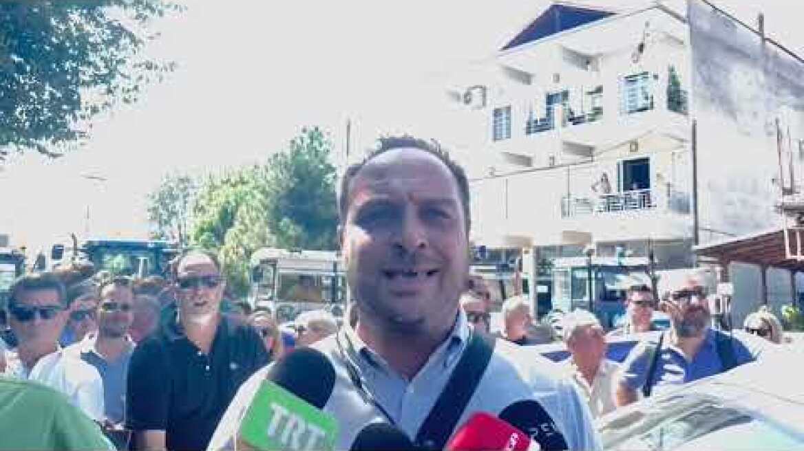 Κάτοικοι του Βλοχού περιμένουν τον Μητσοτάκη για να του θέσουν ξανά το θέμα της μετεγκατάστασης (4)