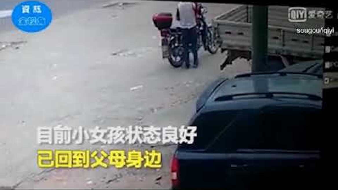 Chilling moment human trafficker abducts a little girl by luring her with snacks before  motorbike