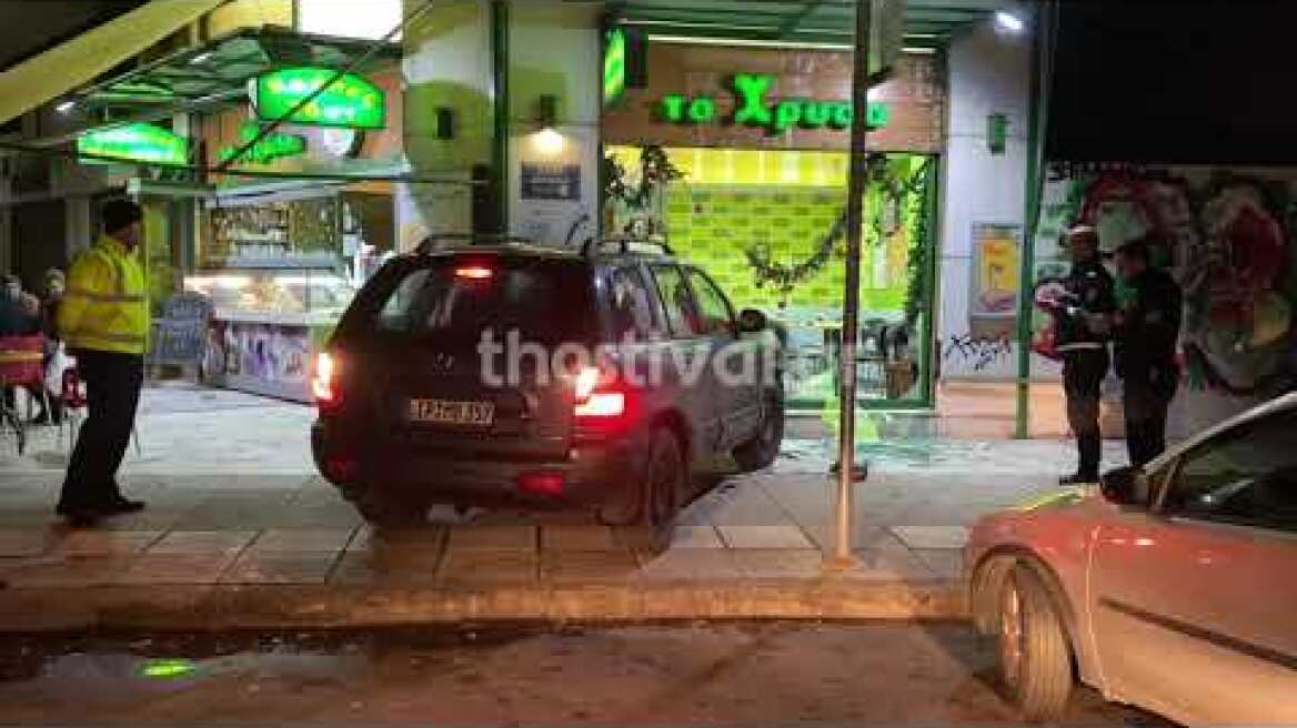 Thestival.gr Καταδιωκόμενο ΙΧ κατέληξε σε βιτρίνα καταστήματος