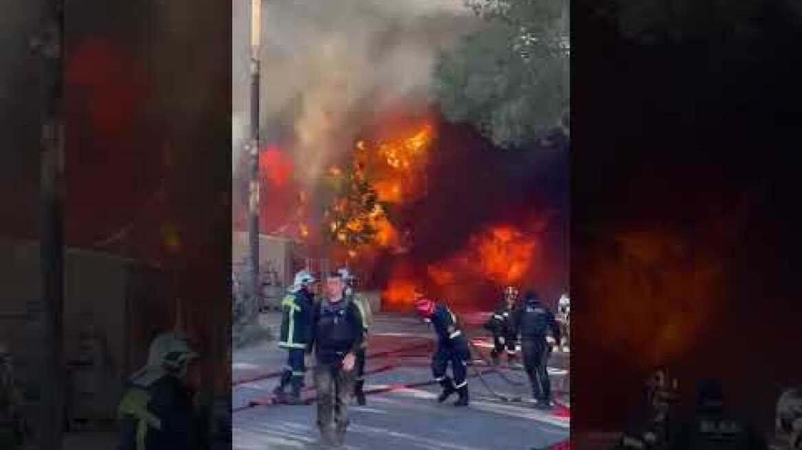 Φωτιά τώρα σε υπαίθριο χώρο εργοστασίου στο Μενίδι (2)