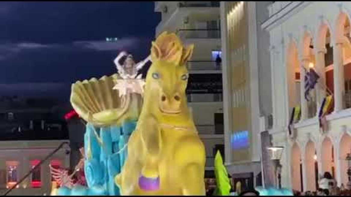 Πατρινό καρναβάλι: Χορός και θέαμα στη νυχτερινή παρέλαση του Σαββάτου (1)