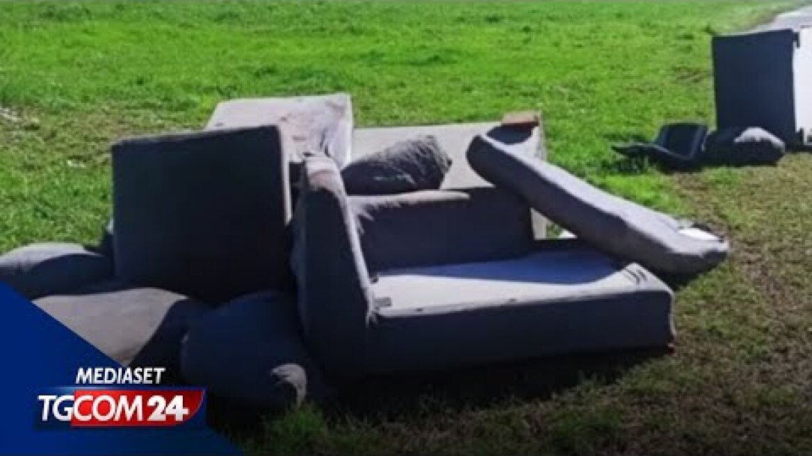 Abbandona due divani per strada, i vigili glieli riportano (con una multa)