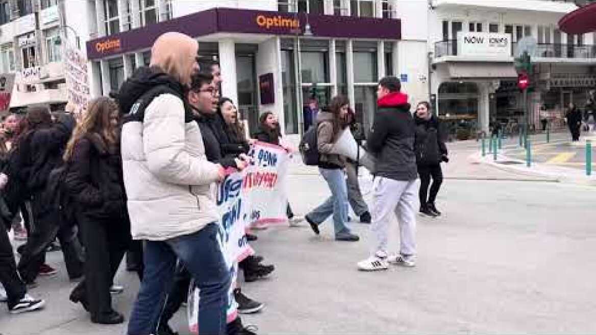 Πορεία διαμαρτυρίας μαθητών-φοιτητών για τα Τέμπη στη Λάρισα