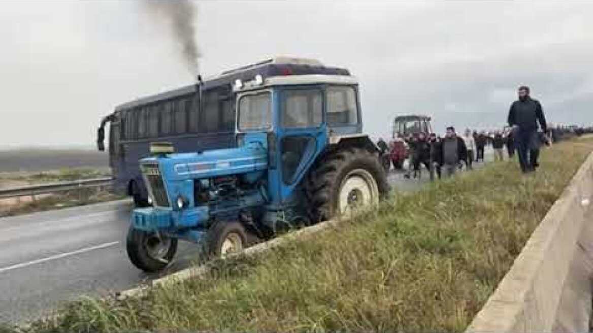 Κλούβα της Αστυνομίας επιχειρεί να σπάσει μπλόκο των αγροτών στις Σέρρες