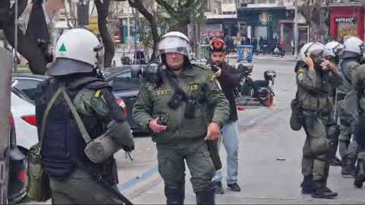 Ρεπόρτερ του Πρώτου Θέματος δέχεται αναίτια επίθεση από τα ΜΑΤ με χημικά και κλωτσιές