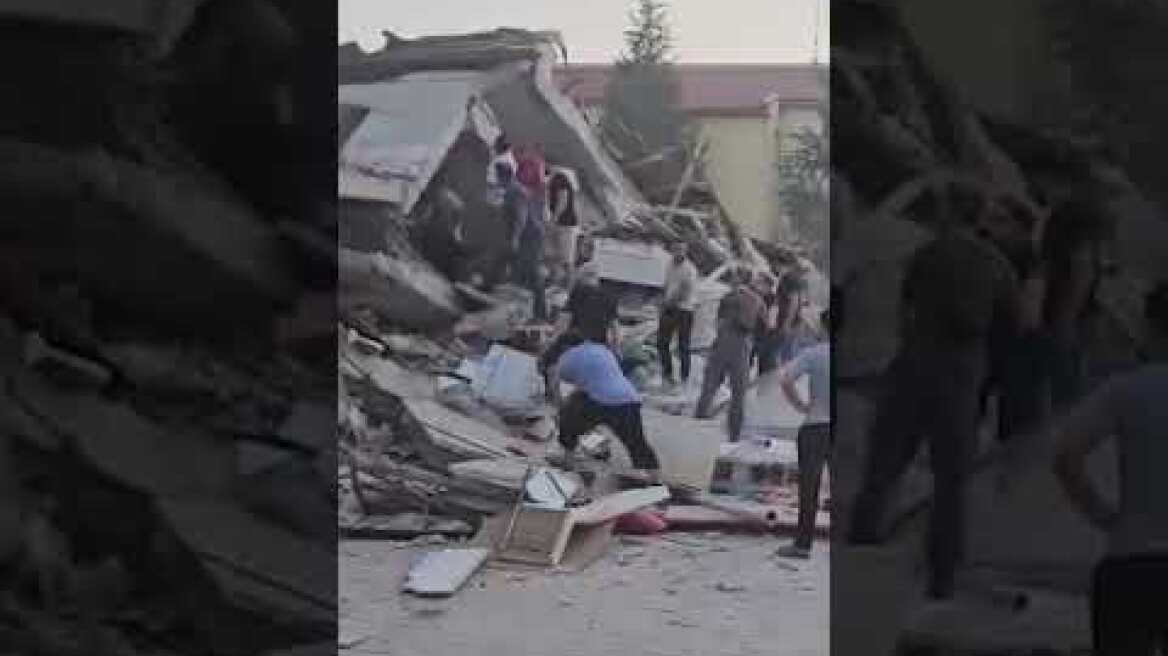 Balıkesir'in Sındırgı ilçesinde meydana gelen 6,1 büyüklüğündeki depremde bir yapı yıkıldı