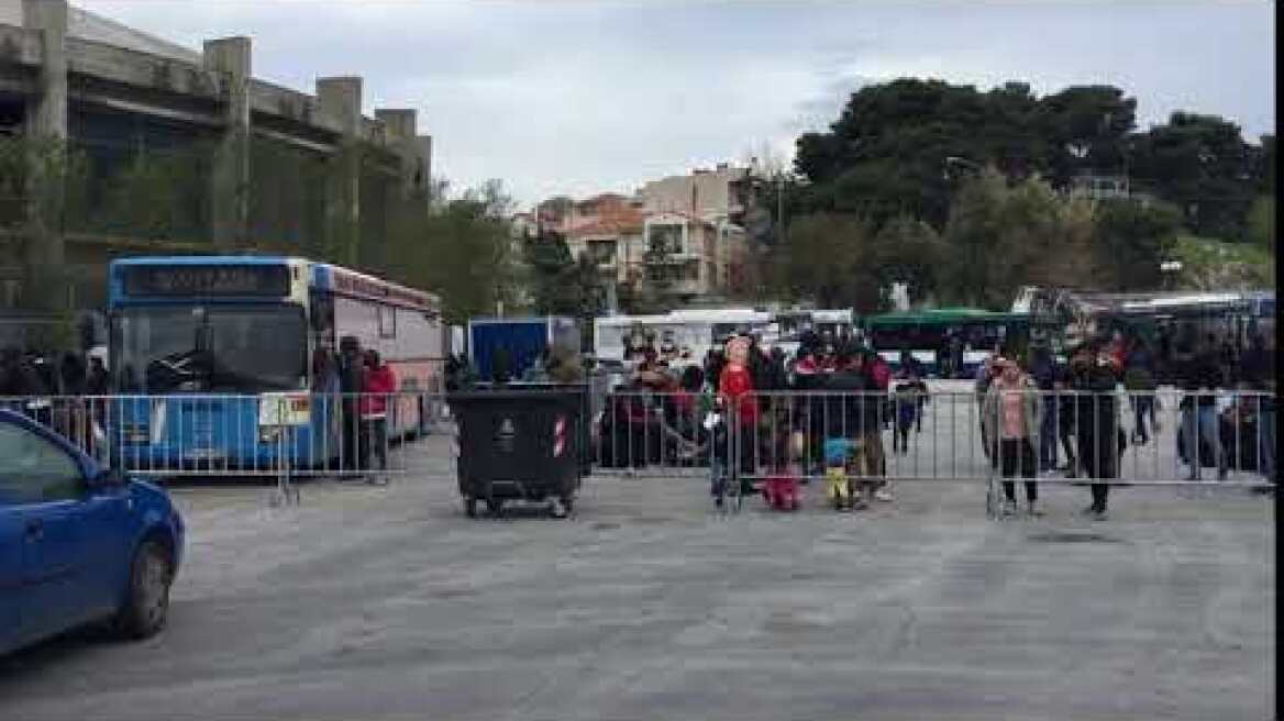 Mετανάστες βρίσκονται στην ανοιχτή δομή μέσα στο λιμάνι. Περιμένουν το μεταγωγο πλοίο.