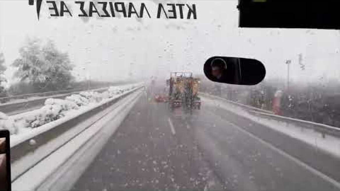 Πυκνό χιόνι στην Εθνική Οδό 