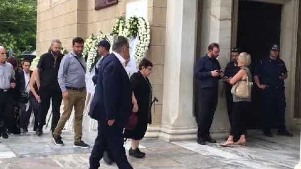 Κουτσούμπας και Παπαρήγα στην κηδεία του Γιάννη Μαρκόπουλου
