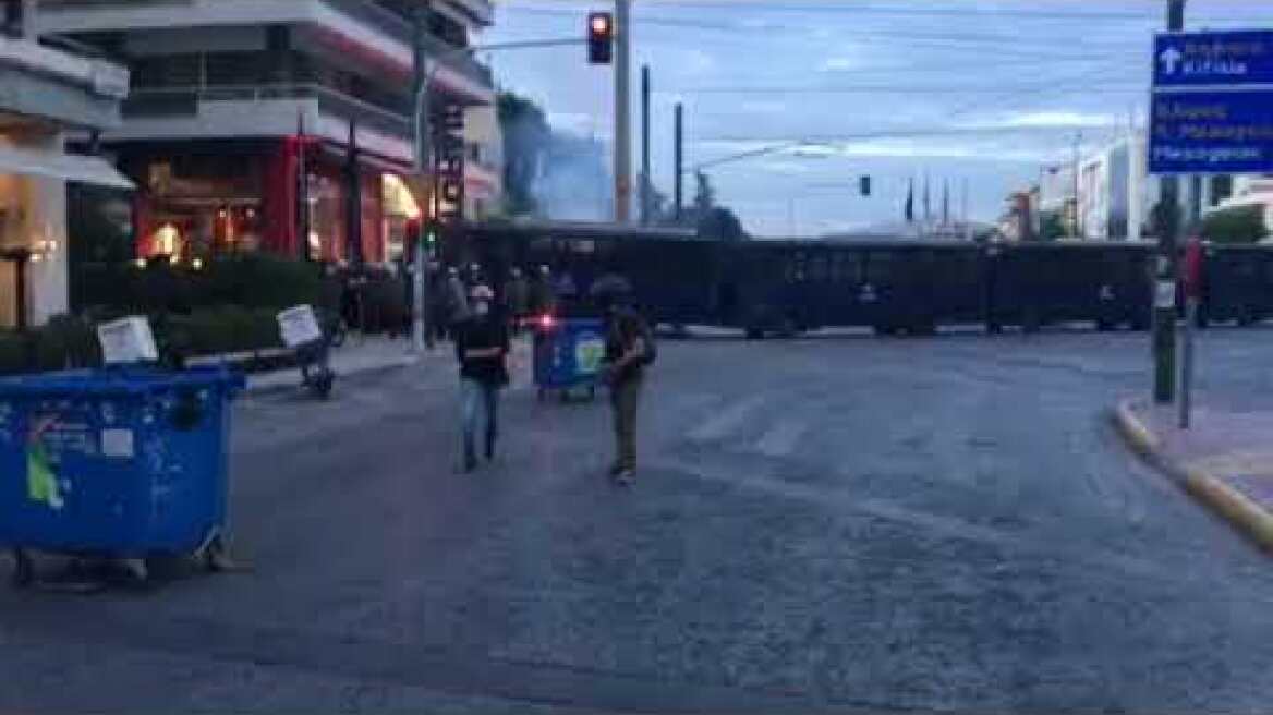 Φωτοβολίδες και πέτρες έξω από την πρεσβεία του Ισραήλ