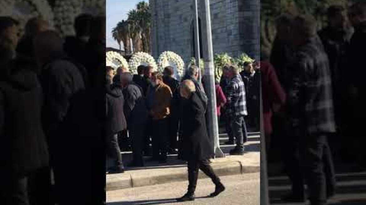 Μεσολόγγι: Άφιξη της μάνας με τις αδερφές στην κηδεία του Μπάμπη