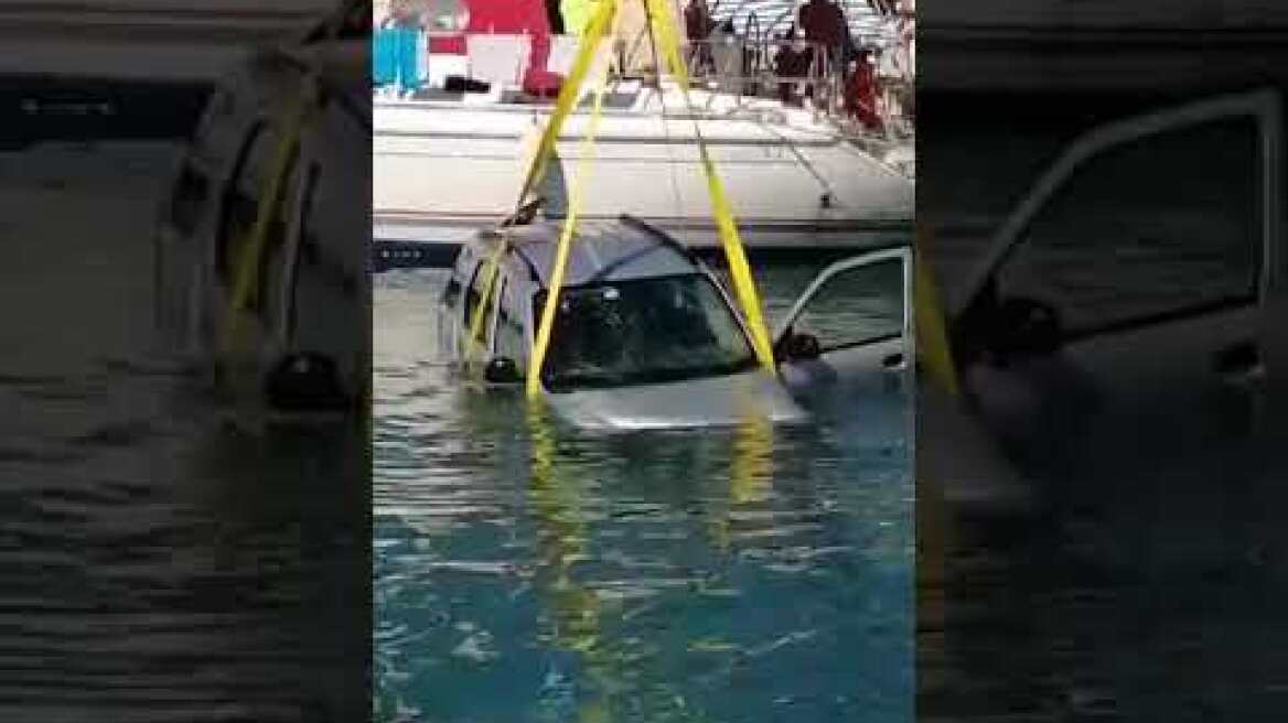 Ανέλκυση αυτοκινήτου από τη θάλασσα στο λιμάνι της Ερμιονης Αργολίδας