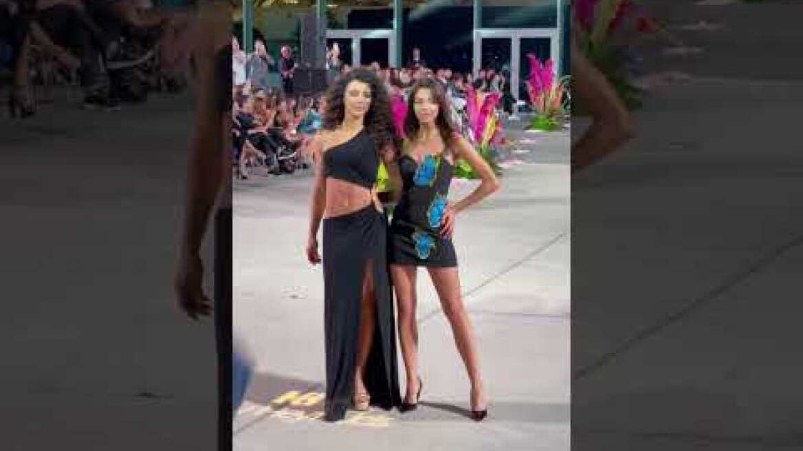 Το φιλί της Παπαδοπούλου με τη Σπίνουλα σε επίδειξη μόδας