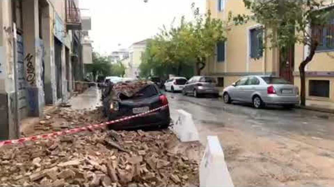 Έπεσε τοίχος σε αυτοκίνητα στο Μεταξουργείο από την βροχή