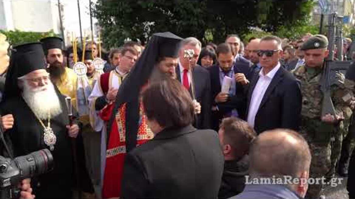 LamiaReport - O Συμεών αγκαλιάζει νεαρό σε αναπηρικό αμαξίδιο