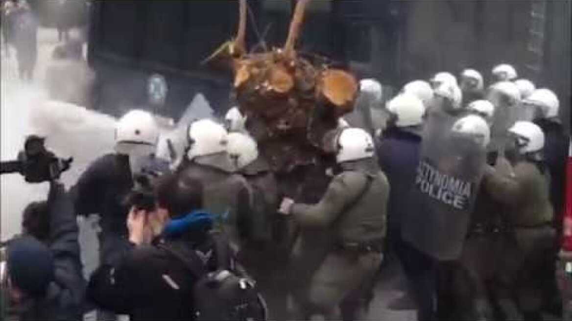 Επεισόδια και χημικά στην συγκέντρωση εκπαιδευτικών στο Σύνταγμα