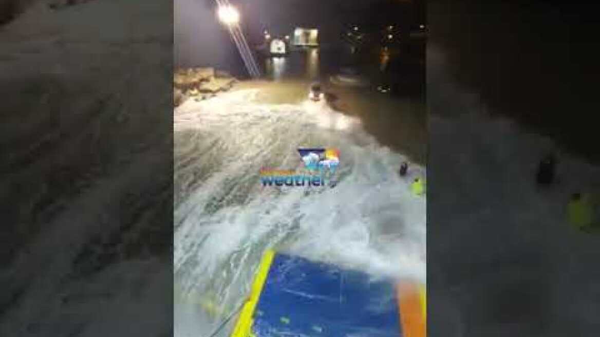 Σίκινος: Tα κύματα χτυπάνε το λιμάνι και από θαύμα οι καβοδέτες σώζονται. Η μάχη του ΑδάντιουΚοραή.