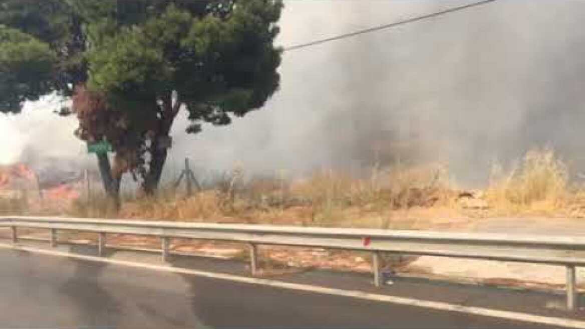 Η φωτιά περνάει από την εθνική στις Αφίδνες