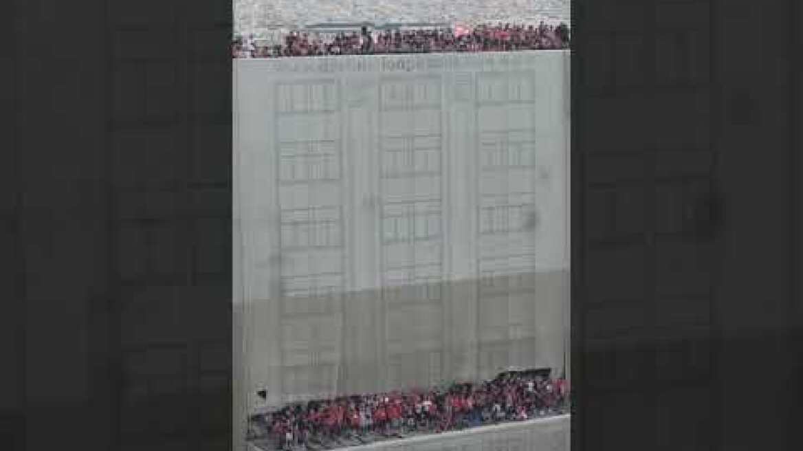 Πλατεία Κοραή: Φίλαθλοι του Ολυμπιακού παρακολουθούν τον τελικό σε γιγαντοοθόνες