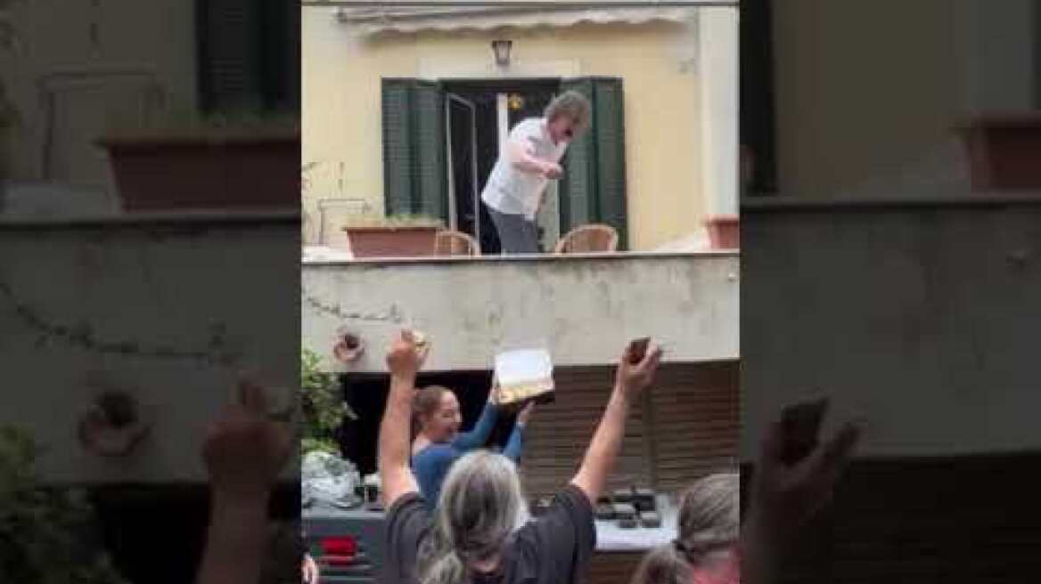 Ο ηθοποιός Γιαννης Τσορτέκης πανηγυρίζει για τη διαφαινόμενη κατάκτηση του πρωταθλήματος από την ΑΕΚ