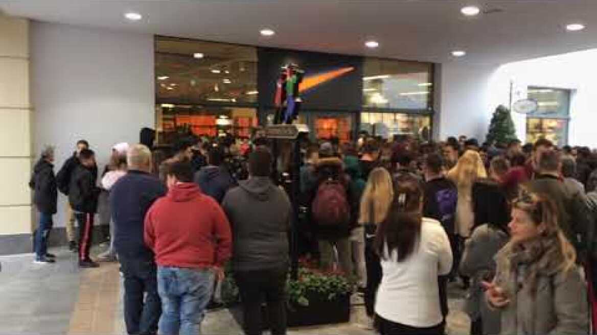 «Black Friday»: Στο κυνήγι της προσφοράς οι καταναλωτές