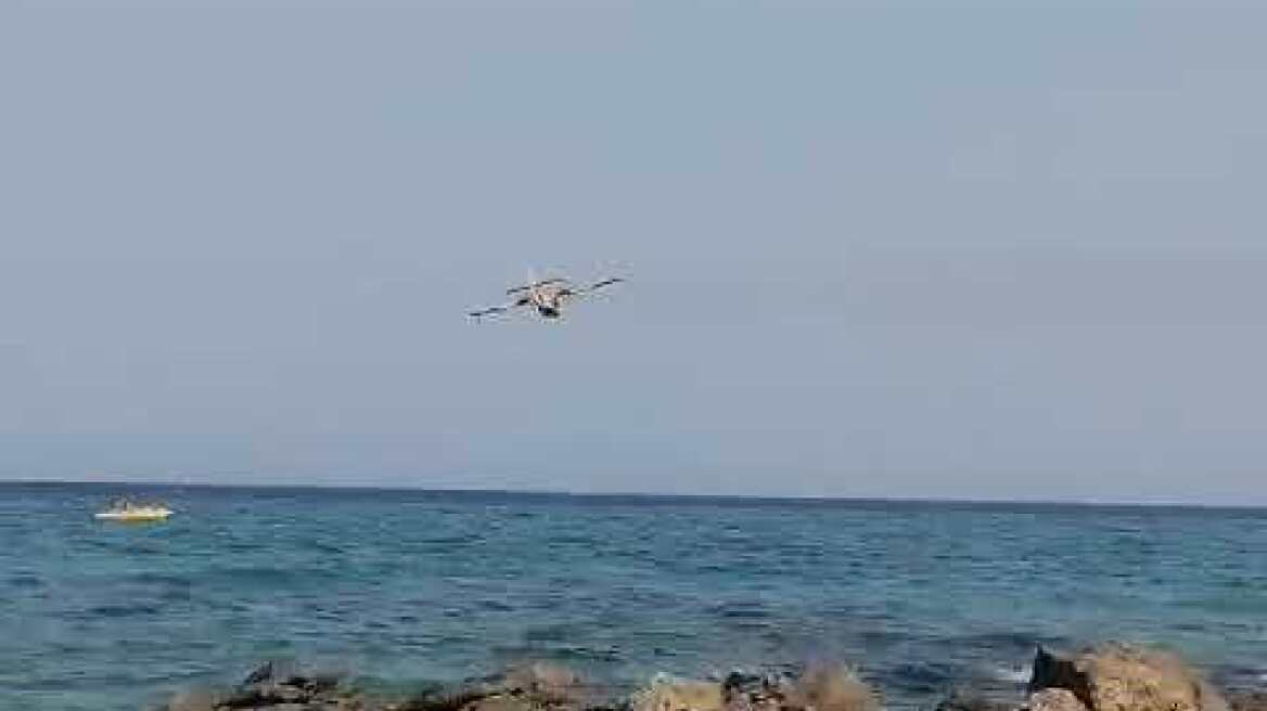 Πυροσβεστικά αεροπλάνα στα Βουνάρια για τη φωτιά στη Χρυσοκελλαριά