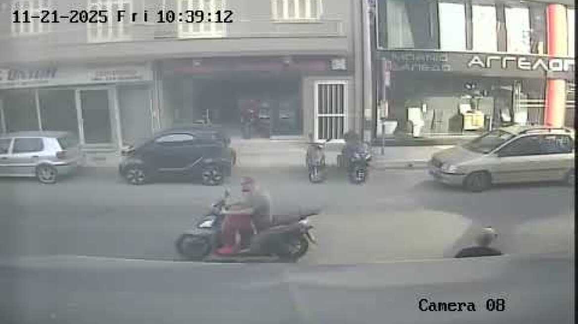 Πειραιάς: Ασθενοφόρο του ΕΚΑΒ μεταφέρει το άτυχο 13χρονο παιδί